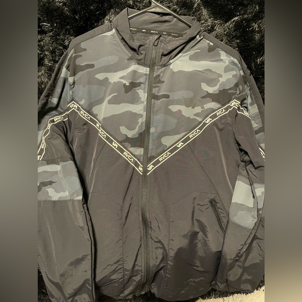 Mens RVCA Windbreaker, black and Camo Size Medium